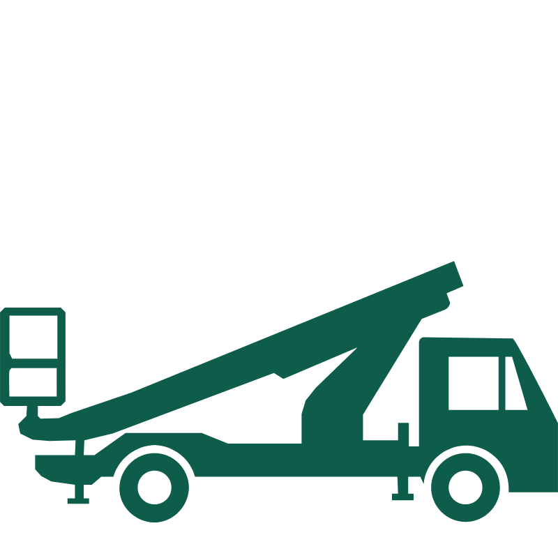 Arbeitsbühne mieten München Eine grüne, vereinfachte Illustration eines Abschleppwagens mit heruntergeklappter Pritsche, bereit zum Auf- oder Abladen eines Fahrzeugs, auf einem schlichten weißen Hintergrund.